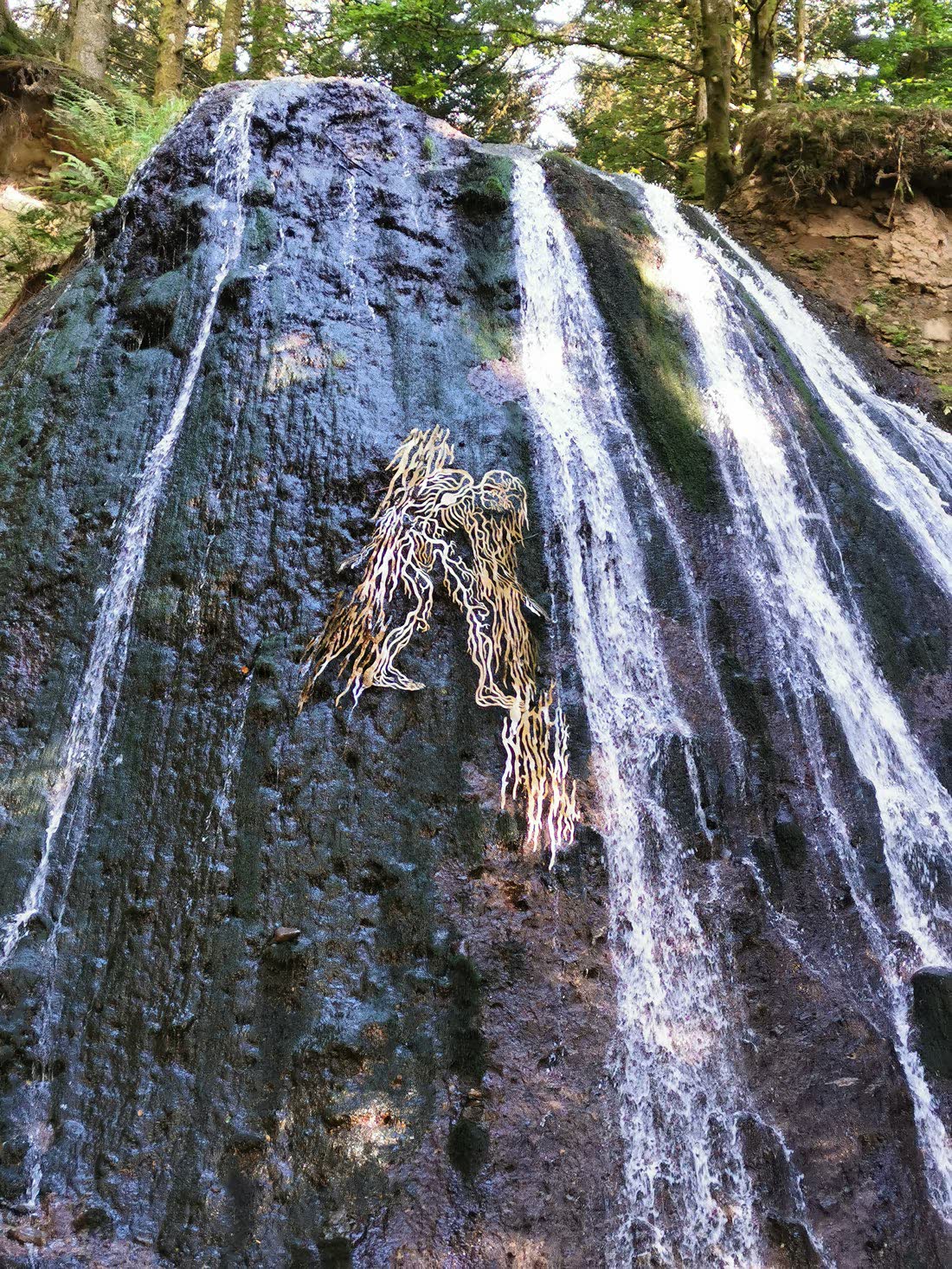 Cascade et land-art au cœur de la nature auvergnate