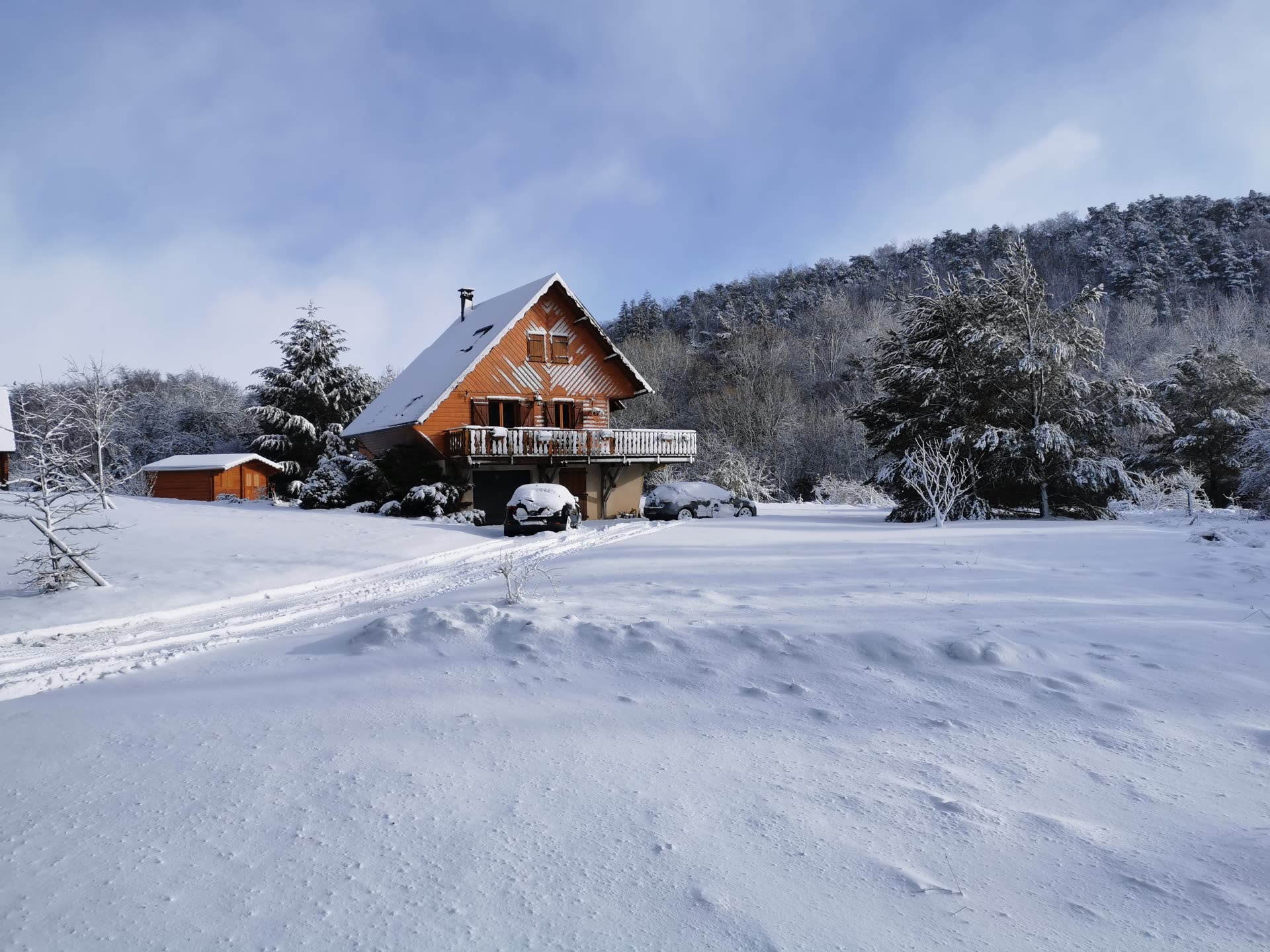 Le chalet sous la neige en hiver