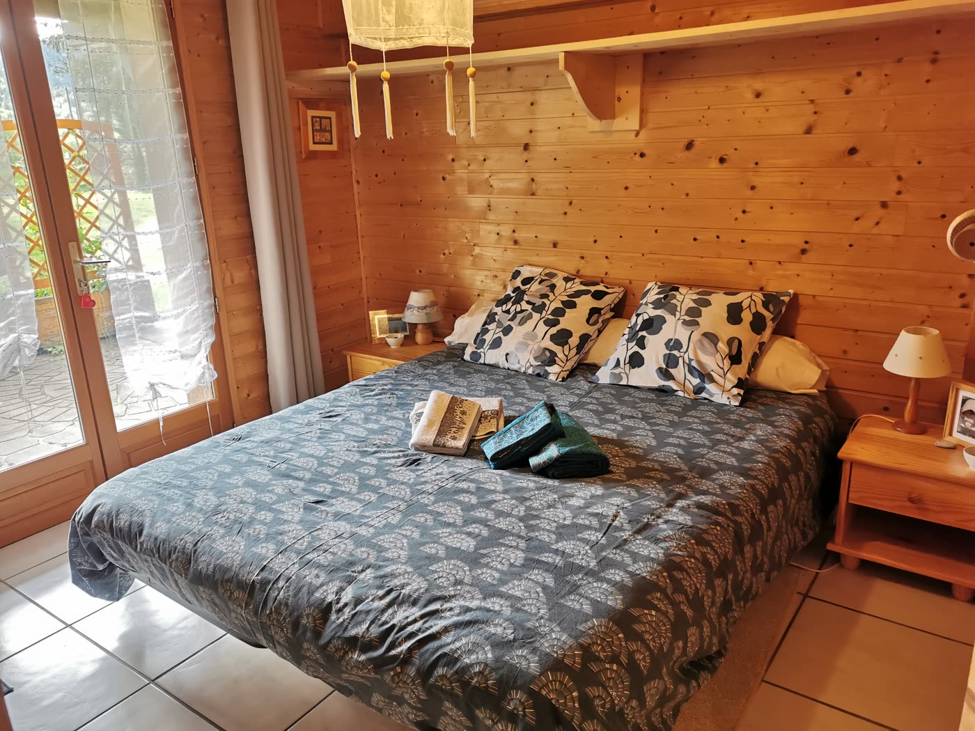 Chambre avec lit double et vue sur le jardin