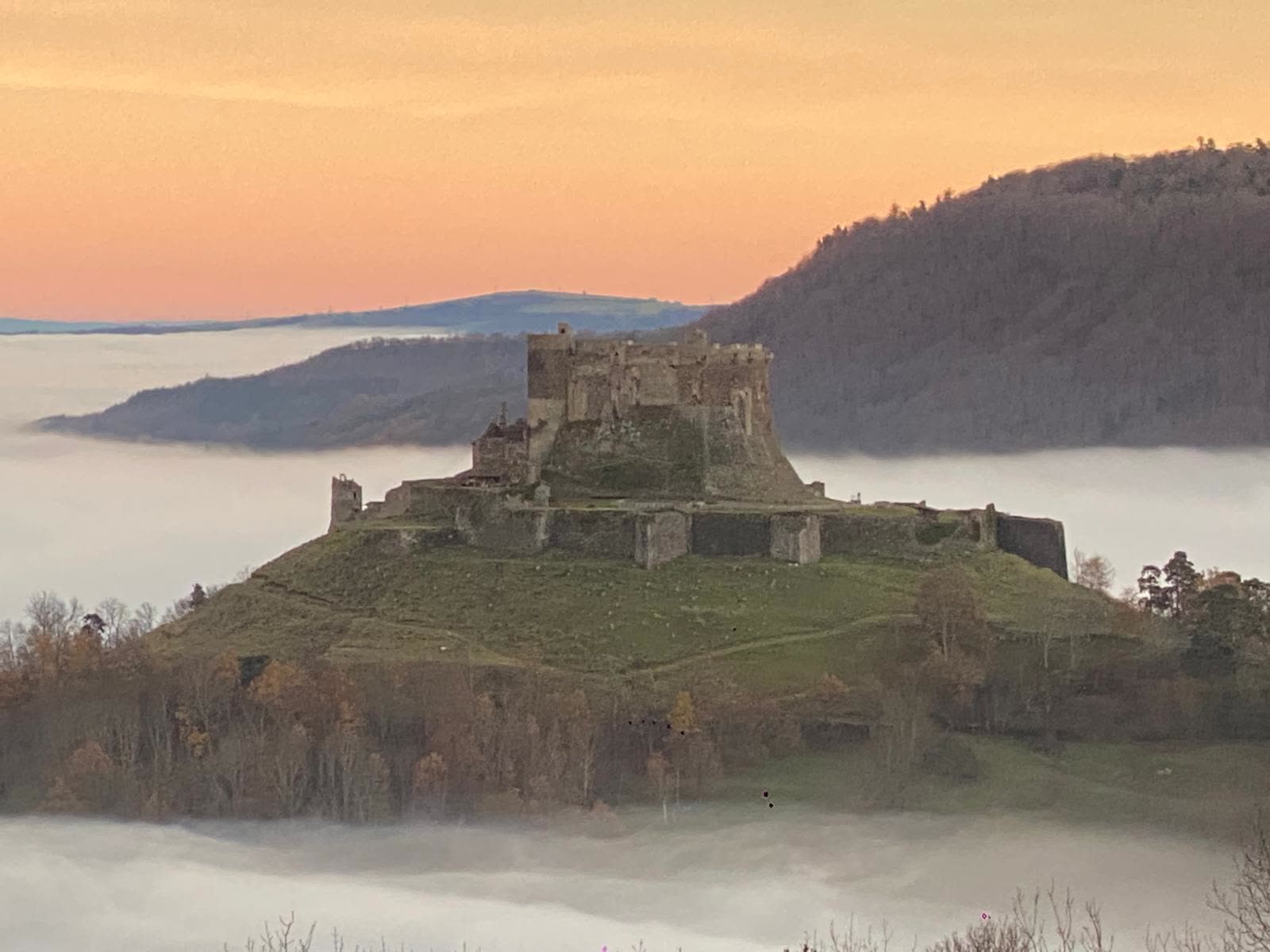 Le Château de Murol au lever du soleil au-dessus d'une mer de nuages