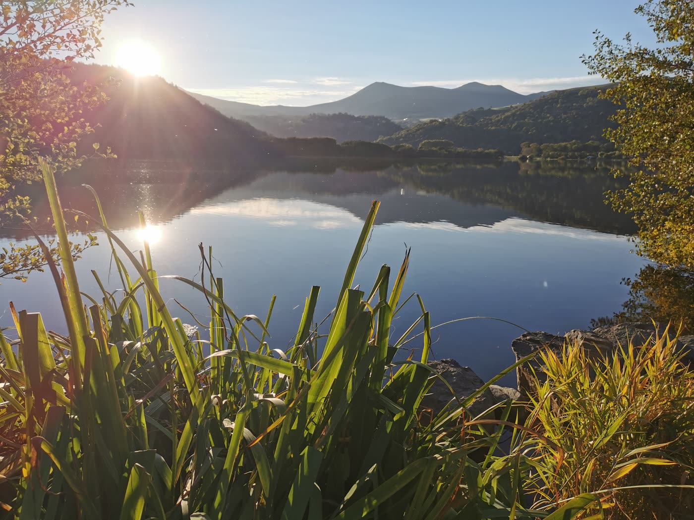 Reflet du Sancy dans le lac au coucher du soleil