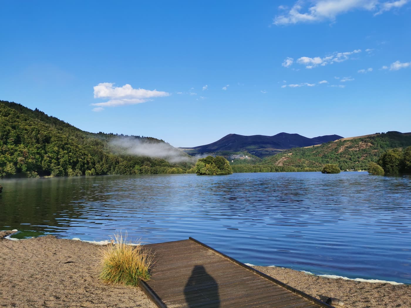 Ponton et plage de sable au bord du lac en été