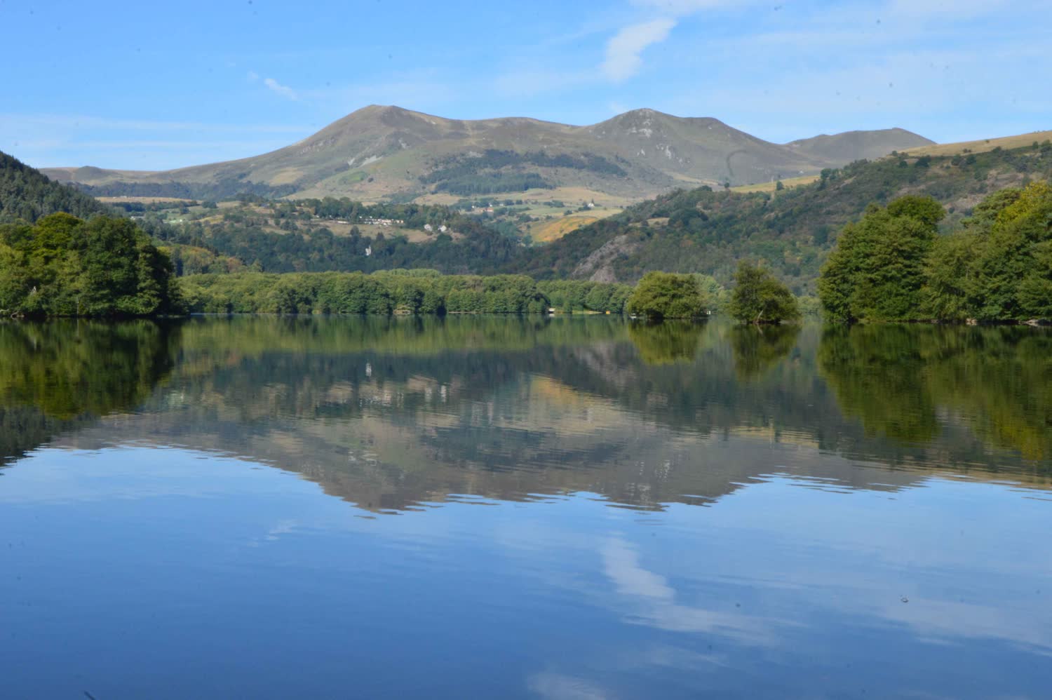 Le lac Chambon en miroir reflétant les monts du Sancy