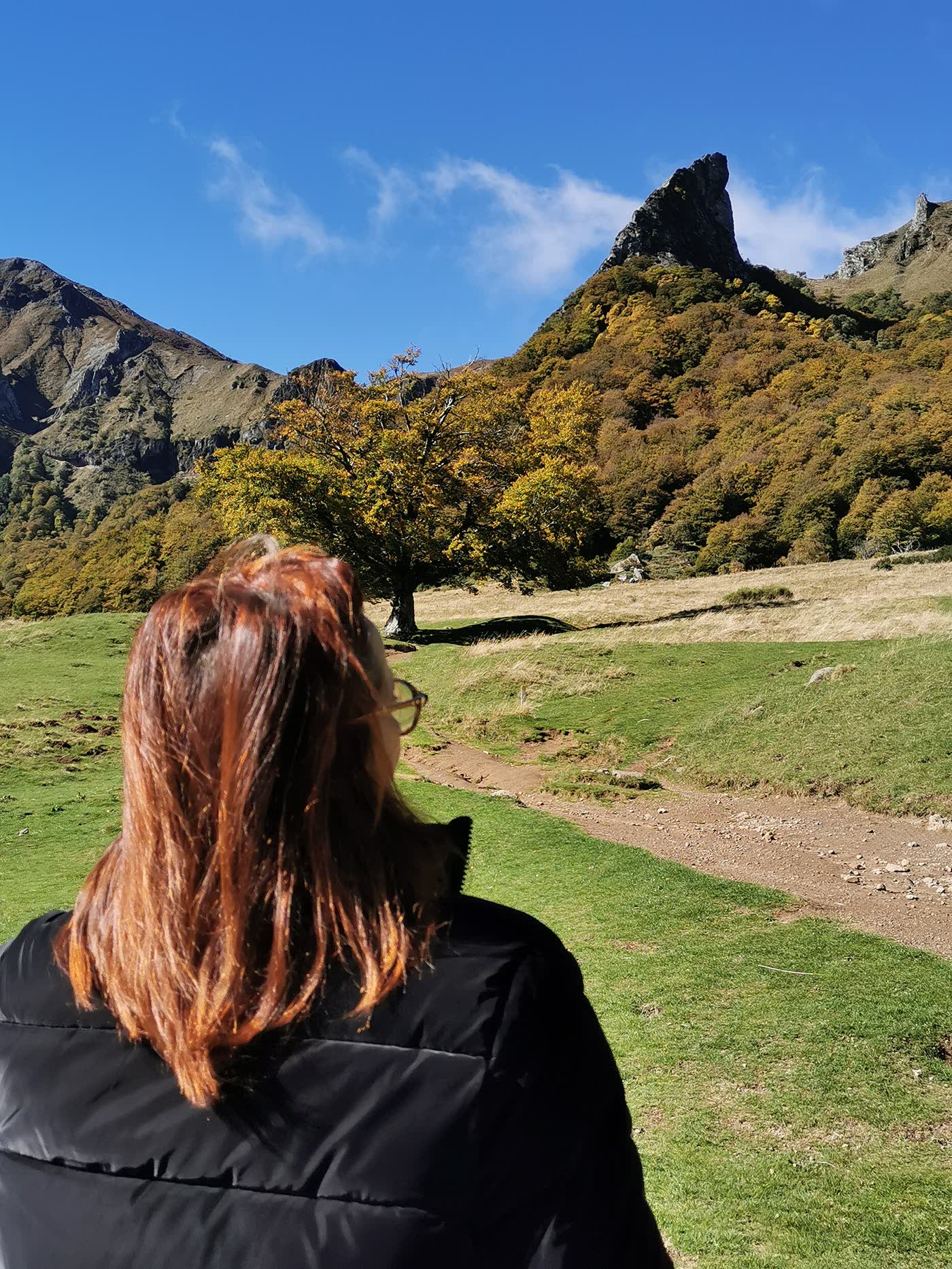 Marielle, votre hôte, face aux paysages du Massif du Sancy