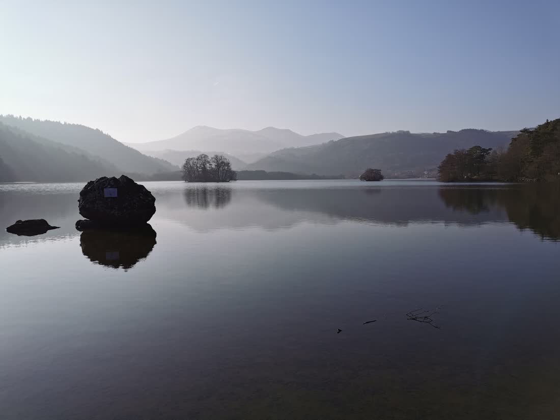 Le lac Chambon en miroir au petit matin