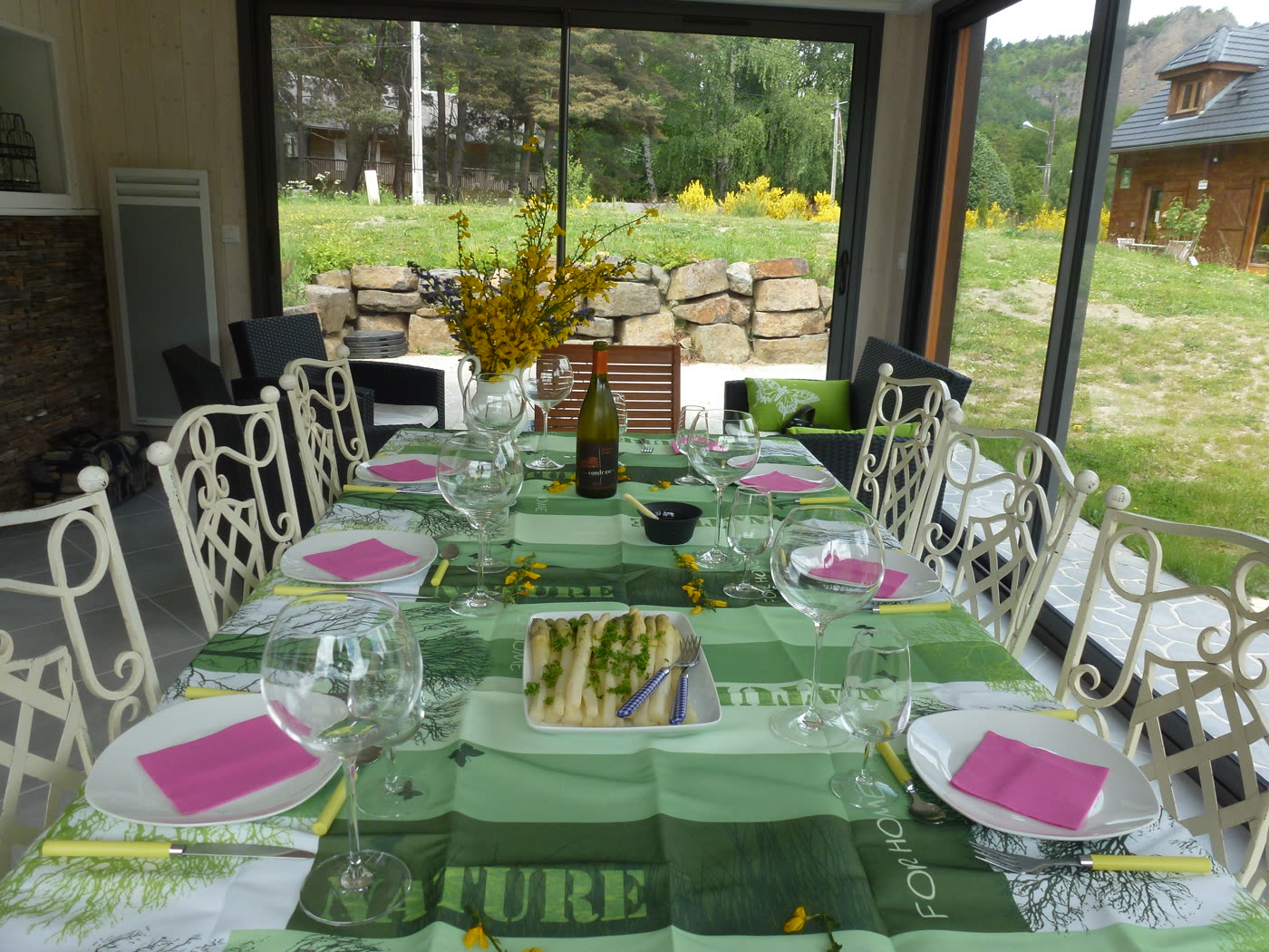 Salle à manger avec baie vitrée donnant sur le jardin