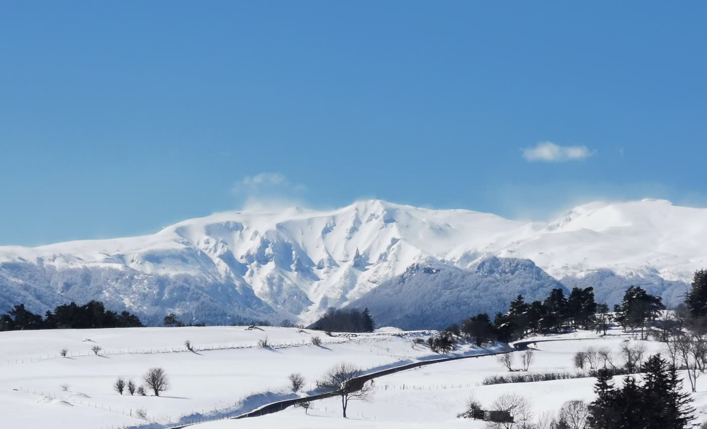 Les monts du Sancy enneigés