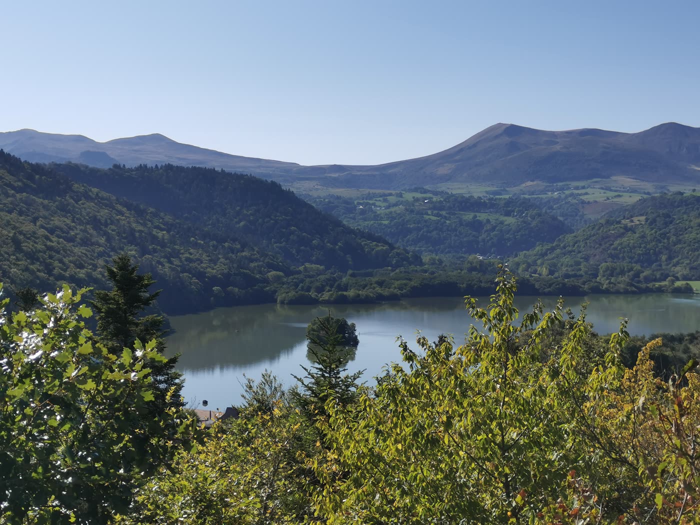 Vue panoramique sur le lac et la chaîne des volcans